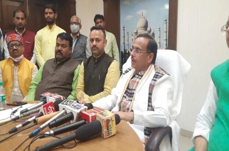 यूपी: अखिलेश यादव के इत्र पर उप मुख्यमंत्री का निशाना